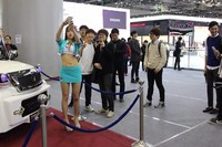Tingkah Bee yang enerjik sekaligus ramah membuat para pengunjung pria semakin antusias. Pada waktu-waktu tertentu, pengunjung bahkan sampai harus mengantre hanya untuk menyerahkan ponselnya dan membuarkan Bee ber-selfie ria bersama Cony, mobil mungil buatan Jepang.