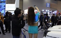 Kepada pengunjung pria yang tampak canggung, sesekali Bee berinisiatif untuk mengajak mereka untuk bersama-sama masuk frame alias selfie bareng. Tidak sedikit juga yang menolak, sepertinya lebih suka mobil imut Cony yang ramah lingkungan itu menjadi background-nya.