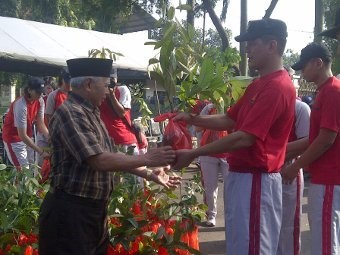 Jelang HUT ke-63 Kopassus, Mayjen Doni Monardo Bagikan 10 Ribu Bibit Pohon