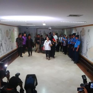 Menlu Retno Sambut 16 dari 110 WNI yang Tiba di Bandara Soekarno-Hatta