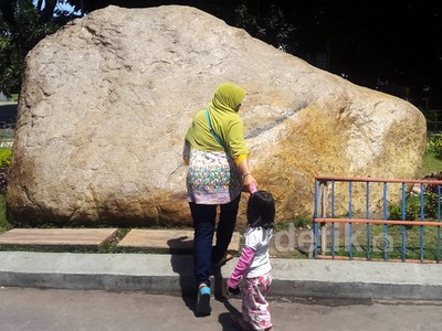 Hiburan Murah Warga Bojonegoro, Batu Semar Raksasa
