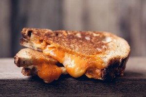 Wah, Restoran Ini Hanya Sediakan Menu Roti Panggang dengan Ragam Pilihan Keju Leleh!