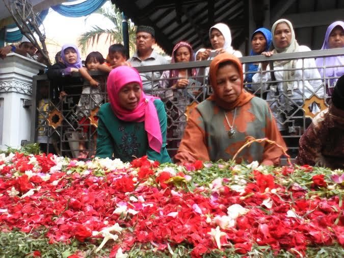 Mensos Serahkan Bantuan Rehabilitasi Makam Pahlawan di Ponpes Tebu Ireng