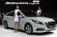 Hyundai memamerkan LF Sonata PHEV.