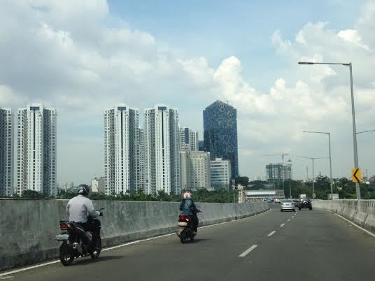 Waduh! Pemotor Ini Nekat Melintas di JLNT Casablanca