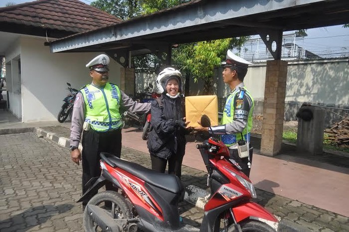 Asyik! Bayar Pajak Motor di Samsat Jakbar Hari Ini Dapat Helm Gratis