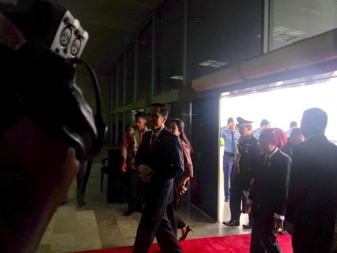 Tiba di DPR, Jokowi Turun dari Mobil RI-1 Bareng Puan Maharani