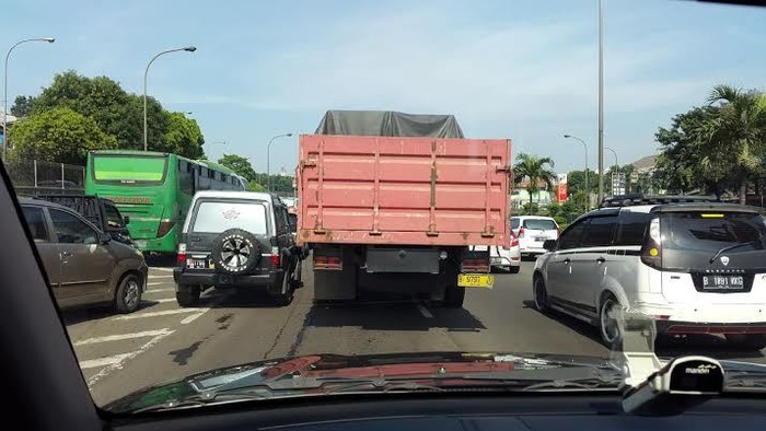 Beberapa Pekan Lancar, JORR Kembali Macet Lagi karena Truk Bebas Masuk!