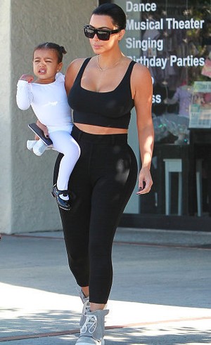 Sulit Punya Anak, Kim Kardashian Disarankan Pakai Rahim Pengganti