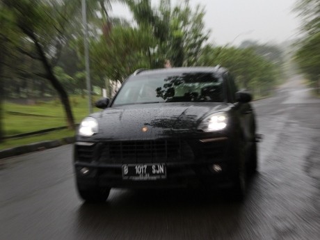 Raungan Porsche Macan S yang Dahsyat