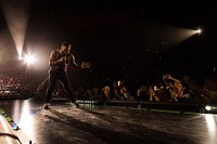 Tampil energik, Adam Levine menari-nari di atas panggung. Christopher Polk/Getty Images/detikFoto.