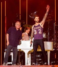 Maroon 5 juga menggaet musisi Randy Newman saat bawakan lagu 'I Love LA', serta beberapa lagu hits lainnya yakni, 'She Will Be Loved' dan 'Sugar'. Christopher Polk/Getty Images/detikFoto.