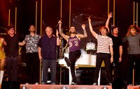 Di akhir acara, Maroon 5 dan Randy Newman ucapkan terima kasihnya dengan menyapa para penonton. Christopher Polk/Getty Images/detikFoto.