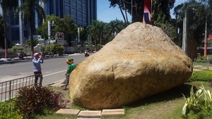 Batu Semar Raksasa Berselimut Mistis di Bojonegoro