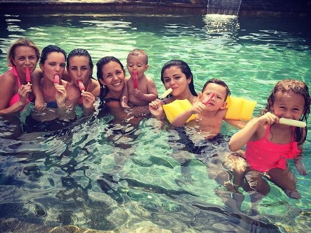 Seleb Rayakan Paskah, Putri Bruce Willis Topless untuk Kampanye Free the Nipple Seleb Rayakan Paskah, Putri Bruce Willis Topless untuk Kampanye Free the Nipple
