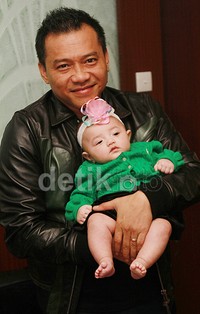 Anang menggendong si kecil Arsy. Pool/Gus Mun/detikFoto.