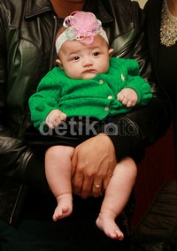 Arsy terlihat sangat menggemaskan dengan hiasan kepala berupa bandana berbentuk bunga. Pool/Gus Mun/detikFoto.