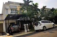 Di rumah yang minimalis, nyaman dan seluas sekitar 150 meter persegi ini, Felly bersama keluarganya tinggal.