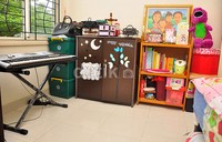 Di kamar tersebut juga terdapat keyboard sebagai latihannya menyanyi dan bermain musik.
