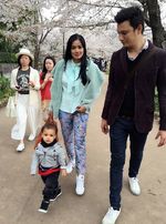 Sweet... Christian Sugiono Kecup Titi Kamal di Bawah Pohon Sakura