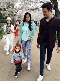 Buah hati mereka, Arjuna Zayan Sugiono membuat liburan Titi dan Tian semakin berwarna. (Instagram/Titi Kamal)