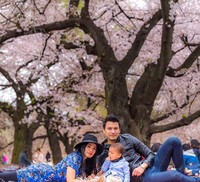 Picnic time #Hanami #Sakura #CherryBlossom #tokyo #Japan, tulis Titi di caption foto. (Instagram/Titi Kamal)