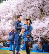 Titi, Tian dan baby Juna yang serasi berbusana biru terlihat sangat menikmati liburannya di Jepang. (Instagram/Titi Kamal)