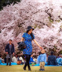 Arjuna Zayan Sugiono and cherry blossom #Japan #Tokyo #CherryBlossom, tulis Titi di caption foto. (Instagram/Titi Kamal)