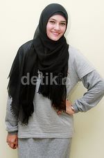Gaya Santai Berhijab ala Zee Zee Shahab