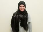 Gaya Santai Berhijab ala Zee Zee Shahab