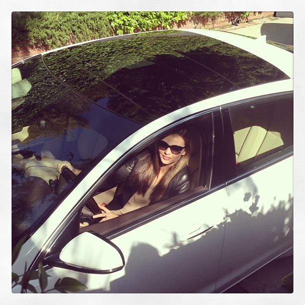 Si Seksi Miranda Kerr dan Mobil