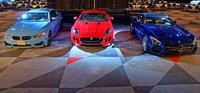 Mobil Mercedes AMG GT (kanan biru) menjadi pemenang di kategori mobil performa setelah mengalahkan BMW M4 Coupe/M3 Sedan dan Jaguar F-Type R Coupe. (dok World Car Awards)