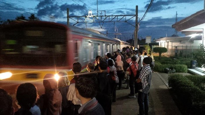 Menjajal Jalur Baru Commuter Line Nambo Duri Penumpang