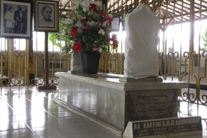 Dilarang Foto Makam RA Kartini Sambil Berdiri, Kenapa?