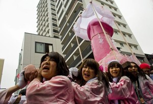 Penis Warna Pink & Aneka Camilan Aneh di Festival Kanamara Matsuri