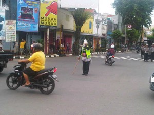 Berdandan Ala Punakawan, Polisi Atur Lalin Jadi Perhatian Warga Pekalongan