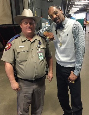 Duh! Polisi Ini Dihukum Setelah Foto Bareng Snoop Dogg