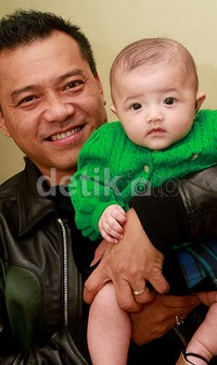     Anang Hermansyah dan putri kesayangannya, Arsy yang super cute. Pool/Gus Mun/detikFoto.