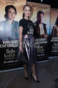 Atiqah Hasiholan berperan sebagai Mona, simbol anak muda Jakarta yang idealis, memiliki pemikiran terbuka tapi terbentur ambisi orang tua.