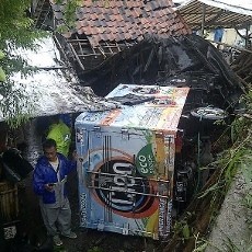 Tak Ada Pembatas Jalan, Mobil Boks Terjun Timpa Warkop