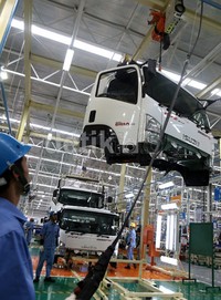 Isuzu Karawang Plant ini memiliki fasilitas produksi yang terdiri dari framing untuk Isuzu GIGA, welding, painting, assembling, warehouse, vehicle stock, tear down area dengan menerapkan konsep EQCD ( Environment & Safety, Quality, Cost and Delivery)