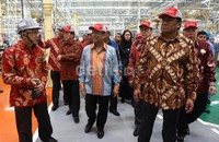 Menteri Perdagangan Rahmat Gobel dan Menteri Perindustrian Saleh Husin menantang PT Isuzu Astra Motor Indonesia (IAMI) untuk mengekspor 50 persen hasil produksi kendaraan di pabrik baru Karawang.