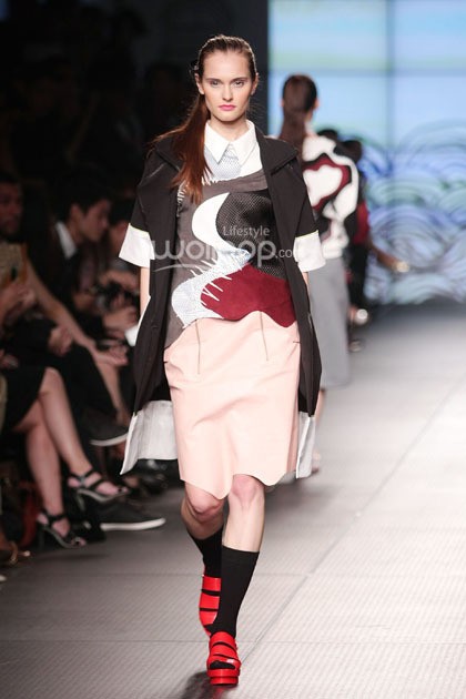 Rinda Salmun. Plaza Indonesia Fashion Week 2015 at Plaza Indonesia Lt.2. Jakarta. [Foto: Mohammad Abduh/Wolipop]