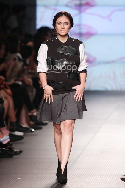 Rinda Salmun. Plaza Indonesia Fashion Week 2015 at Plaza Indonesia Lt.2. Jakarta. [Foto: Mohammad Abduh/Wolipop]