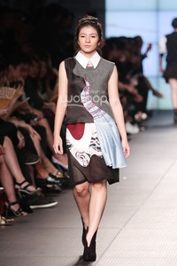 Rinda Salmun. Plaza Indonesia Fashion Week 2015 at Plaza Indonesia Lt.2. Jakarta. [Foto: Mohammad Abduh/Wolipop]