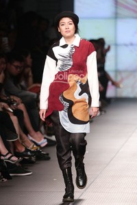 Rinda Salmun. Plaza Indonesia Fashion Week 2015 at Plaza Indonesia Lt.2. Jakarta. [Foto: Mohammad Abduh/Wolipop]
