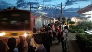 Commuter Line Nambo Duri Mulai Ramai Penumpang Sayangnya