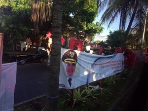 Ada Spanduk Risma Pemimpin Terbaik di Tengah Ratusan Spanduk PDIP di Bali