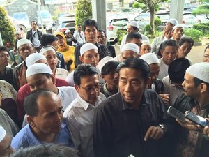 Beri Dukungan, Lulung Hadir di Antara Massa Pendukung SDA di PN Jaksel