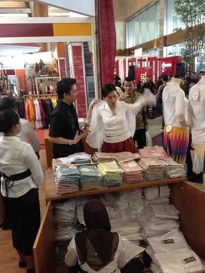 Belanja Sendirian Istri Ahok Borong Kebaya Di Pameran Inacraft